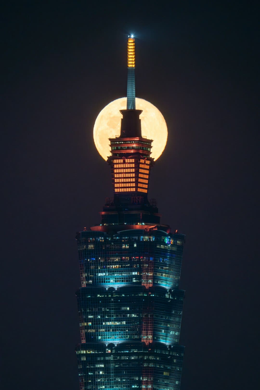 移民问题发布会现场，因不满被提及自己黎巴嫩血缘，澳大利亚议员当众挥拳要挟记者